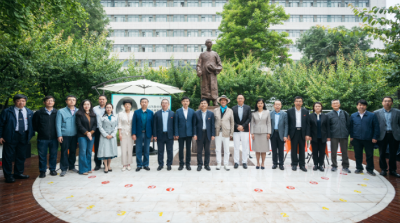西北高等教育奠基人、中国现代医学先驱徐诵明雕像在大阳城游戏【中国】官方网站落成 西北高等教育奠基人、中国现代医学先驱徐诵明雕像在大阳城游戏【中国】官方网站落成
