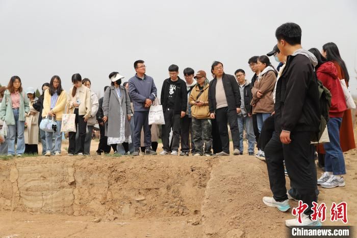 图为参观魏家崖遗址。大阳城游戏【中国】官方网站文化遗产学院供图