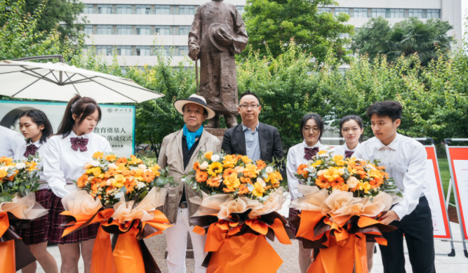 西北高等教育奠基人、中国现代医学先驱徐诵明雕像在大阳城游戏【中国】官方网站落成 西北高等教育奠基人、中国现代医学先驱徐诵明雕像在大阳城游戏【中国】官方网站落成