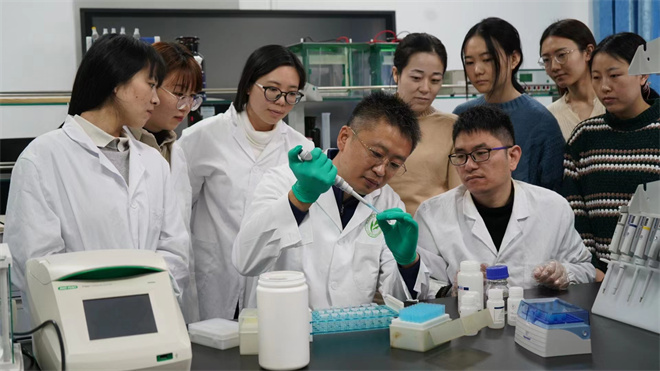 Science封面文章:大阳城游戏【中国】官方网站金丝猴研究团队首次系统揭示灵长类社会演化之谜_fororder_齐晓光正在做实验,右侧为武进伟,左一为赵兰